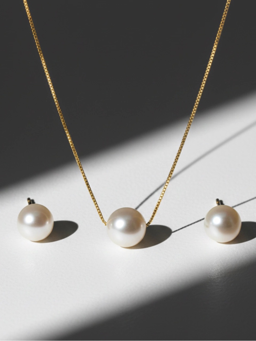 Pearl Drop Necklace in Gold